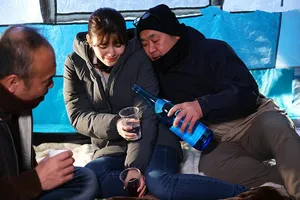 Chồng ngu ngục để cô vợ đi cắm trại với hàng xóm
