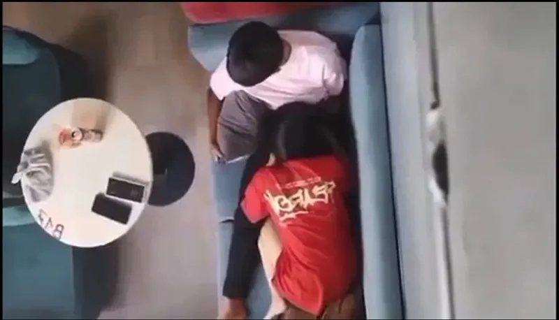 Quay lén eny liếm bú cho em gái nơi công cộng