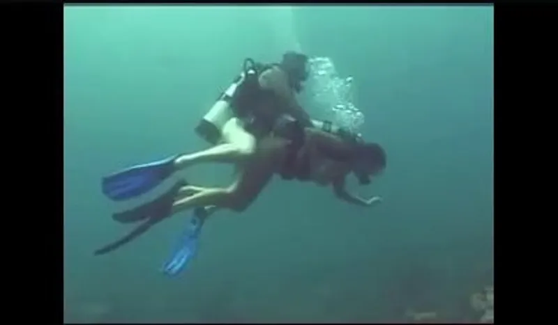 Chơi em dưới biển tìm cảm giác lạ - 2